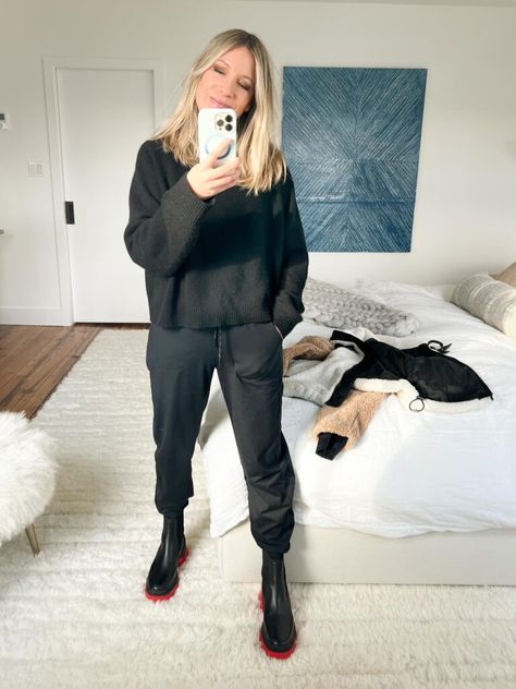 Boots And Joggers Outfit, Sweats And Boots Outfit, Chelsea Boots Leggings Outfit, Chelsea Boots Outfit Women Winter, Chelsea Boots Street Style, Sorel Boots Outfit, Chelsea Boots With Jeans, Chelsea Boot Outfits Women, Winter Athleisure Outfits