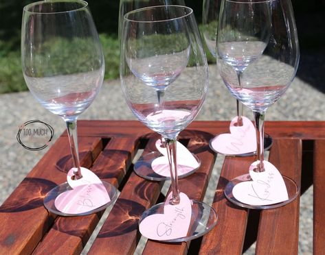 Paper Wine Glass Tags, Wine Glass Name Tags Diy, Fun Drinking Glasses, Wine Glass Identifiers, Wine Glass Tags Diy, Cricut Table Decorations, Wine Glass Markers Diy, Glass Markers Diy, Bridal Shower Wine Glasses