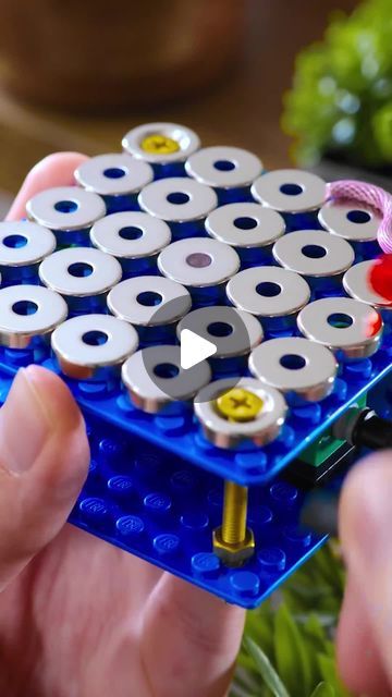 5-Minute Crafts on Instagram: "Magnetic snake spinner tutorial 🐍  #5minutecrafts #diyspinner #fidgettoys #diyfidgettoy #magneticspinner" Magnet Ideas Diy, Magnet Games, Spinners Diy, Diy Fidget Toys, Steam Projects, 5 Min Crafts, Hand Spinner, Backyard Projects, Fidget Toys