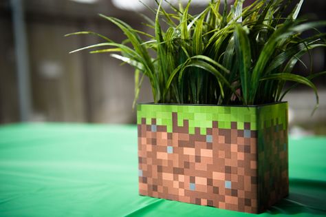 Minecraft Centerpiece, Minecraft Table Ideas, Minecraft Table, Minecraft Bday, Diy Bridesmaid Gifts, Minecraft Decoration, Minecraft Theme, Emoji Birthday Party, Creeper Minecraft