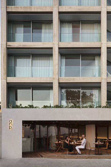 Gallery of Hotel Arpoador / Bernardes Arquitetura - 4 Apartment Balcony Architecture, Hotel Facade Design, Storefront Architecture, Residence Facade, Minimal Exterior, Vertical House, Hotel Facade, Hostels Design, Co Housing