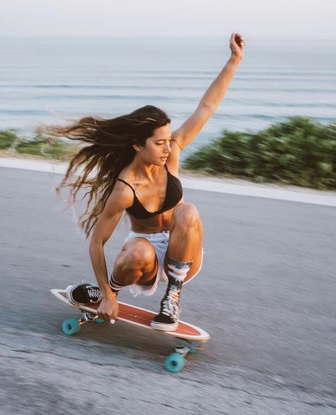 City Fashion Photography, Surfergirl Style, Skateboarding Aesthetic, Surf Aesthetic, Skateboard Photography, Surf Vibes, Surfing Pictures, Skate Girl, Skateboard Girl