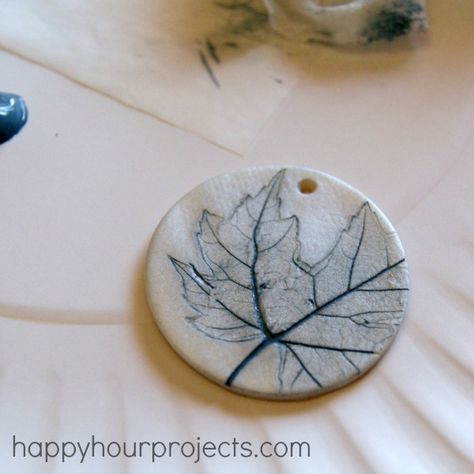 Leaf-Imprinted Clay Necklace - Happy Hour Projects Bake Clay, Air Dry Clay Projects, Ceramics Ideas, Crafts Kids, Clay Ornaments, Papel Mache, Modeling Clay, Polymer Clay Pendant, Fimo Clay