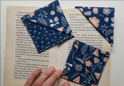 How to make quick and easy Fabric Bookmarks with scraps of fabric Handmade Book Marks Ideas, How To Make Book Marks, Sew Bookmarks, Fabric Book Marks, Book Mark Ideas, Door Arbor, Syprosjekter For Nybegynnere, Quilters Candy, Sew Gifts