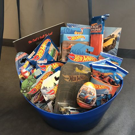 Hotwheels Gift Basket Hotwheel Gifts, Hot Wheels Basket Ideas, Hot Wheel Gift Ideas, Hot Wheels Gifts, Boy Valentines Basket, Gf Gift Ideas Birthday, Car Basket Gift Ideas, Basketball Basket For Boyfriend, Hot Wheels Easter Basket