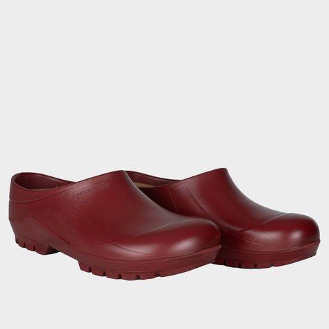 Flat Clogs, Red Clogs, Birkenstock Clogs, Birkenstock Clog, Garden Clogs, American Men, Italian Garden, Gardening Outfit, Fisherman Sandals