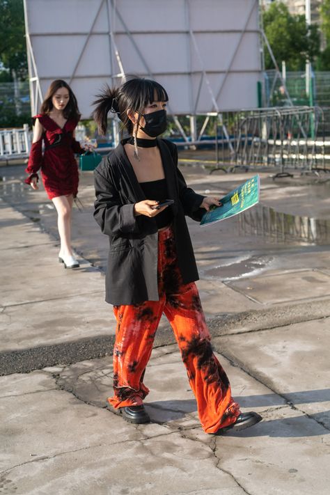 China Street Style, Japanese 90s, Japanese Y2k, China Street, Shanghai Fashion Week, Shanghai Fashion, Harajuku Outfits, Retro Girls, Girls Series