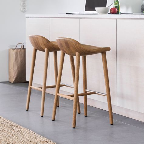 Japanese Chair, Standing Chair, Bar Chairs Design, Swedish Interiors, Organic Living Room, Kitchen Bar Design, Island Stools, Bar Stools Kitchen Island, Kitchen Seating