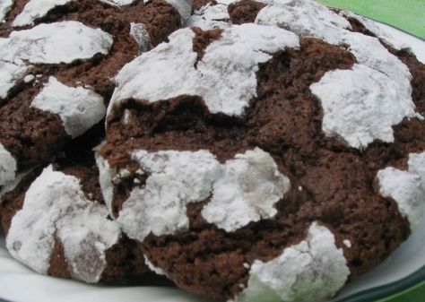 A lot like brownies, only a cookie and rolled in powder sugar. Kringle Cookies, Chocolate Crinkle Cookies Recipe, Chocolate Olive Oil Cake, Crackle Cookies, Crinkle Cookies Recipe, Brownies Cookies, Fudge Cookies, Chewy Brownies, Chocolate Crinkle Cookies