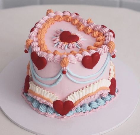 Vintage Buttercream Cake, Heart Cake Designs, Retro Cakes, Victorian Cake, Vintage Cake Decorating, Victorian Cakes, Vintage Heart Cake, Bolo Vintage, Fake Cakes