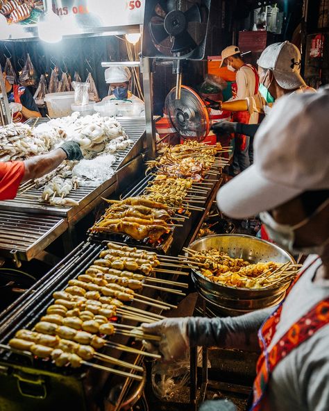 Let’s talk food for a minute, fam! Bangkok, Thailand, is an extremely diverse spot to entertain any type of adventure, whether it be food, culture, nightlife, shopping, or everything in between! But a must-do on the list is exploring Yaowarat, aka Chinatown in Bangkok, Thailand. This vibrant neighborhood is a sensory overload with its wildly crowded markets, aromatic street food, street performers, honking tuk-tuks, and colorful neon lights. Whether you’re sampling delicious dim sum, browsin... Chinatown Bangkok Thailand, Thailand Street Food, Thailand Nightlife, Street Food Thailand, Thailand Aesthetic, World Street Food, Bangkok Street, Street Performers, Asian Street Food