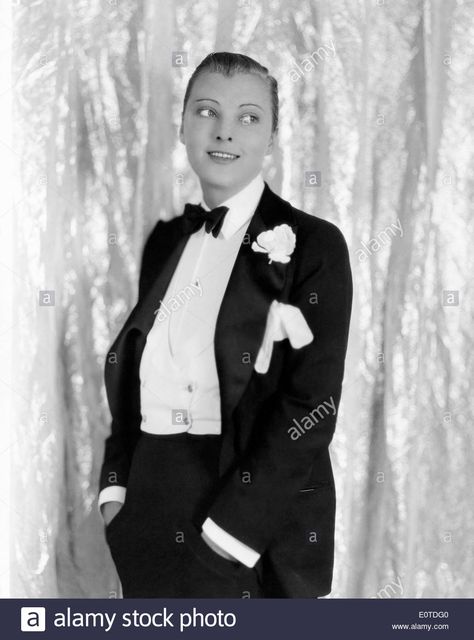 Dorothy Mackaill, Portrait in Tuxedo, on-set of the Film, "The Crystal Cup", 1927 Stock Photo Great Gatsby Outfits, Gatsby Outfit, Style Androgyne, Twenties Style, Androgynous Look, 1920s Outfits, Flapper Girl, Roaring Twenties, Foto Art