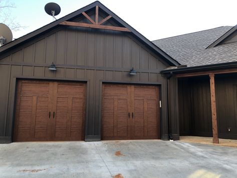 Dark Brown Barndominium Exterior, Dark Gray Barndominium Exterior, Barndominium Garage Doors, Brown Barndominium Exterior, Dark Brown House, Barn Colors, Barndominium Exterior, Homestead Design, Green House Exterior