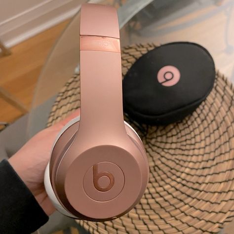 Beats rose gold Rose Gold Beats Aesthetic, Beats Rose Gold, Beats Headphones Outfit, Headphone Outfit, Beats Solo 3, Beats Headphones Wireless, Apple Headphones, Dre Headphones, Ipad Essentials