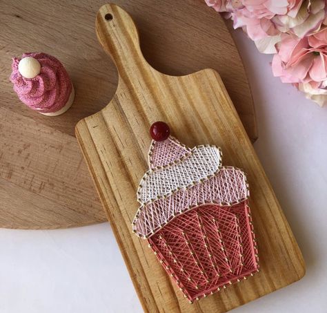 Chopping Board Decor, Uk Farmhouse, Wall Art For Restaurant, Farmhouse Kitchen Wall Art, String Art Patterns Templates, Cupcake Sign, 3d Cupcake, فن الرسم بالمسامير, Farmhouse Kitchen Wall