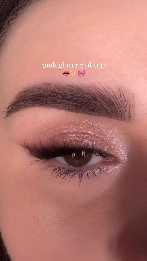 Pink glitter makeup Basic Eye Makeup, Pink Glitter Makeup, Eye Makeup Images, Prom Eye Makeup, Beginners Eye Makeup, Pink Eye Makeup, Eye Makeup Techniques, Makeup Tutorial Eyeliner, Makeup Artist Tips