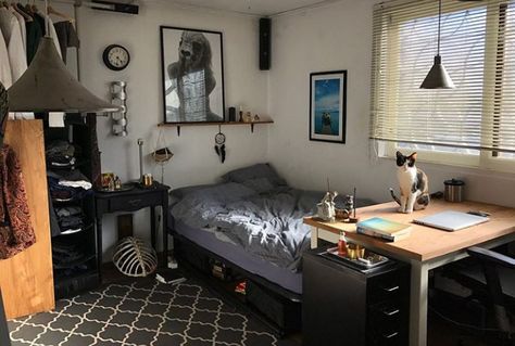 Room Design Bedroom Simple, Small Guys Bedroom, Lighting In Room Ideas, Men’s Aesthetic Room, Masculine Dorm Room Ideas, Guy Room Aesthetic, Male Room Ideas Masculine Bedrooms, Male Room Aesthetic, Men’s Room