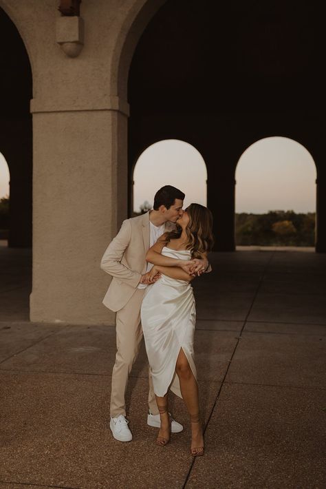 Courthouse Wedding Photos, Wedding Fotos, Engagement Picture Outfits, Engagement Photography Poses, Cute Engagement Photos, Couple Engagement Pictures, Engagement Pictures Poses, Foto Tips, City Engagement