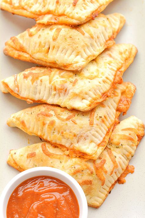 Pizza Pockets Recipe, Homemade Pizza Pockets, One Little Project, Pizza Vegana, Cheesy Pizza, Pizza Pockets, 20 Minute Recipes, Dinner Appetizers, Eat Pizza