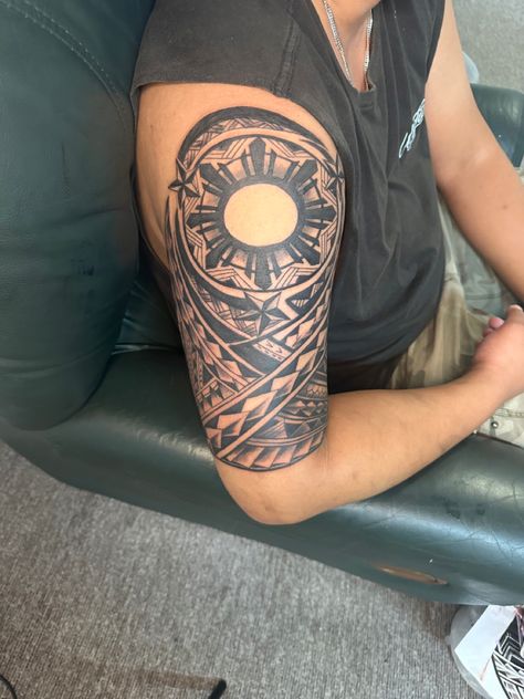 Tattoo polynesian sun Polynesian Filipino Tattoo Designs, Filipino Sun Shoulder Tattoo, Tattoo With Sun, Sun Shoulder Tattoo, Filipino Tattoo, Polynesian Tattoo Sleeve, Filipino Sun, Filipino Tattoos, Bicep Tattoo