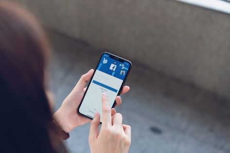 Hand is pressing the facebook screen on ... | Premium Photo #Freepik #photo #logo Publication Facebook, Phone Info, Digital Photo Album, Social Advertising, Google Glass, Highly Sensitive People, Facebook App, Photo Transfer, Tech Info