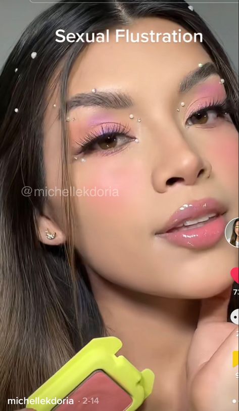 Makeup With Crystals Rhinestones, Pink And Pearls Makeup, Pearls In Makeup, Pink Makeup With Pearls, Pearl Pink Makeup, Pearl Rhinestone Makeup, Pink Eye Makeup With Rhinestones, Pink Pearl Eye Makeup, Kali Uchis Makeup Pink