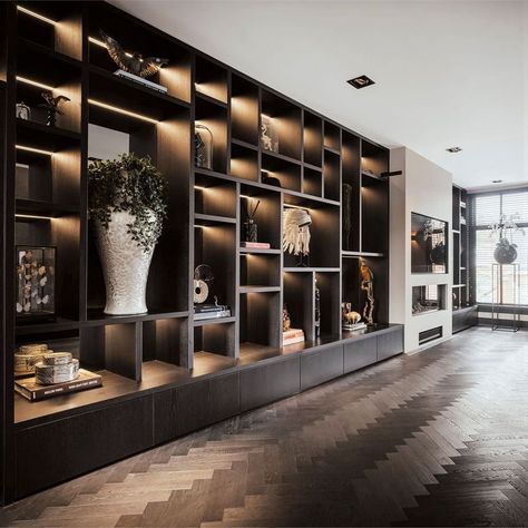 SVAREF High-end interior design inspiration reference image of a custom made dark wooden shelves Modern Bookshelf Design, Luxury Bookcase, Bookcase Design, Shelving Design, Home Library Design, Wall Shelves Design, Living Room Design Inspiration, Modern Bookcase, Bookshelf Design