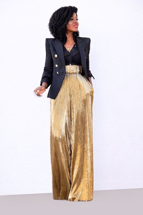 Double Breasted Blazer + High Waist Gold Lame Pants Gold Pants Outfit, Black And Gold Outfit, Style Pantry, Gold Pants, Elegante Y Chic, Winter Typ, Gold Skirt, Gold Outfit, Disco Party