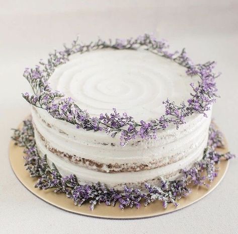 Lavender Cake, Cake Simple, Quick And Easy Appetizers, Piece Of Bread, Lavender Wedding, Dried Lavender, Vanilla Cake, Butter Cream, Tart