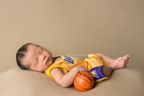 Basketball Baby Pictures, Baby Boy Basketball, Baby Holiday Photos, Baby Boy Newborn Pictures, Baby Boy Newborn Photography, Baby Milestones Pictures, Basketball Baby, Foto Newborn, Newborn Photography Boy