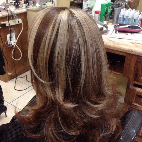 Chunky Highlights, Hair Color Streaks, Brunette Hair With Highlights, Hair Streaks, Hairstyles For Layered Hair, Pretty Hair Color, Hair Stylies, Hair Colours, Long Layered Hair