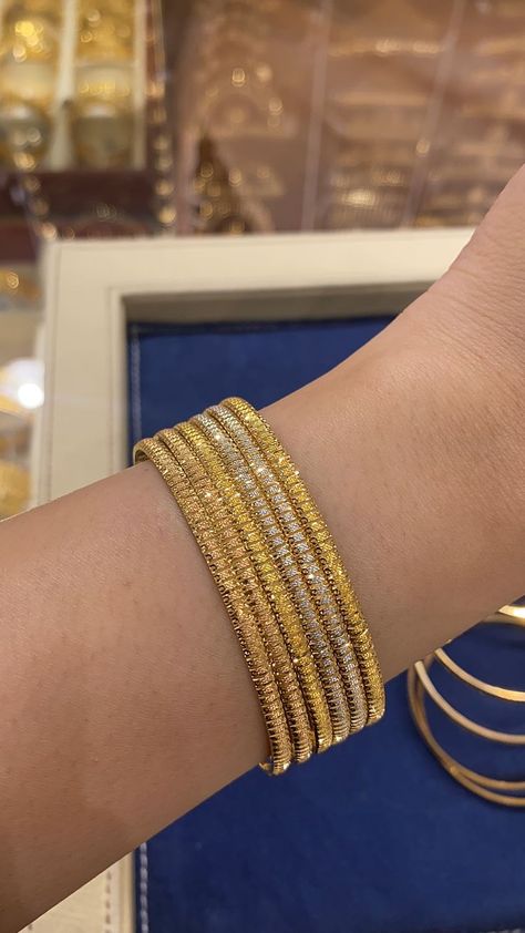 Arab Gold Bracelet, Arab Gold Jewelry, Plain Gold Bangles, Unique Gold Jewelry Designs, Arabic Jewelry, Gold Jewels Design, Modern Mehndi Designs, Gold Bangles For Women, Fancy Jewelry Necklace