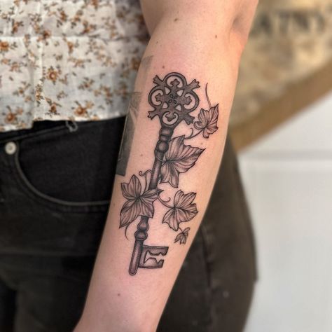 𝙰𝚕𝚢𝚜𝚜𝚊 𝚂𝚣𝚊𝚝𝚗𝚢🦌 | The key from The Secret Garden. One of my favorite movies of all time! Thanks for another fun one, Channing! | Instagram Secret Garden Key Tattoo, Secret Gardens In My Mind Tattoo, The Secret Garden Tattoo, Secret Garden Tattoo Ideas, Secret Of Nimh Tattoo, Secret Garden Tattoo, Secret Garden Key, Goth Tattoos, Fairy Tattoos