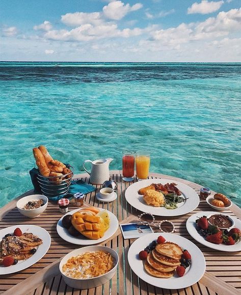 Impeccable Hotels on Instagram: “Breakfast on the beach at @clubmedfinolhu ~ Maldives .  Photo: @melissackoh . #lovemaldives #maldiveslovers #beachlover #beachlife…” Breakfast On The Beach, Breakfast With A View, Maldives Holidays, Breakfast Aesthetic, Breakfast Buffet, Best Breakfast, Recipe Of The Day, Travel Food, The Flash