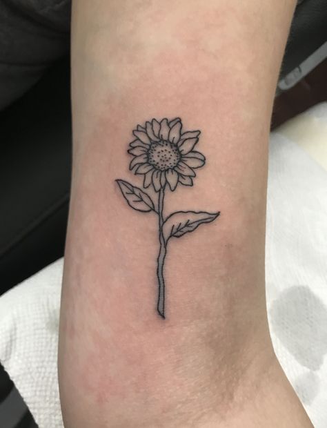 Sunflower Finger Tattoo, Black Sunflower Tattoo, Sunflower Tattoo On Wrist, Sunflowers Tattoos, Flower Outline Tattoo, Sunflower Tattoo Thigh, Sunflower Tattoo Simple, Sunflower Tattoo Sleeve, Sunflower Tattoo Shoulder