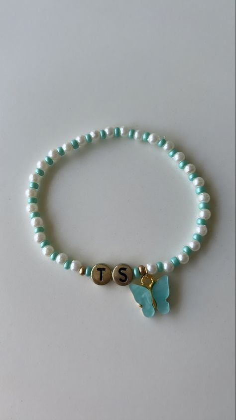 taylor swift debut friendship bracelet eras tour inspo beaded jewelry Beads Bracelet Design Taylor Swift, Beaded Bracelets Friendship, Debut Bracelet Ideas, Preppy Eras Tour, Friendship Bracelet Ideas Beads, Ts Friendship Bracelet Ideas, Bracelet Ideas Simple, Debut Friendship Bracelet, Debut Bracelet