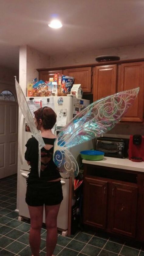 33. Make Cellophane Fairy Wings Costume Aesthetic, Wings Fairy, Costume Tutorial, Photos Booth, Cosplay Tutorial, Costume Women, Diy Fairy, Two Friends, Cosplay Diy