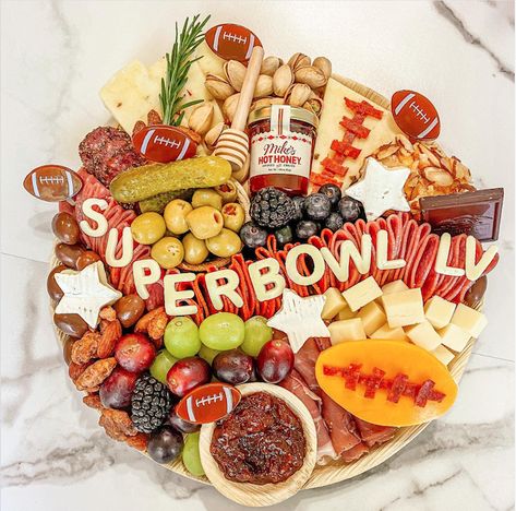 DIY Super Bowl Board Super Bowl Charcuterie Board Kids, Superbowl Tray Ideas, Super Bowl Platter Ideas, Kielbasa Charcuterie Board, Superbowl Cheese Board, 49er Charcuterie Board, Super Bowl Themed Party Food, Eagles Charcuterie Board, Cute Super Bowl Snacks