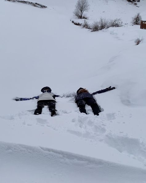 #sisters #siblings #ski #winter #austria #aethstetic Twin Siblings Aesthetic, Chaotic Siblings Aesthetic, Older Sister Younger Sister Aesthetic, Little Siblings Aesthetic, Siblings Aesthetic Sisters, Winter Aethstetic, Sibling Goals Aesthetic, Siblings Brother And Sister Aesthetic, Sibling Aesthetic Brother And Sister