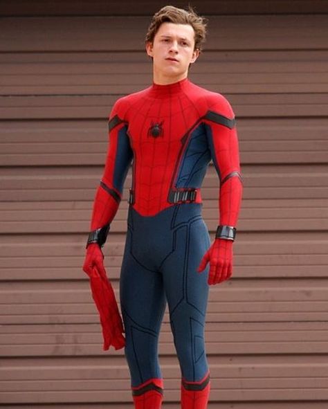 [NEW] HD photo of Tom on set of "Spider-Man: Homecoming" in Queens, New York! - @tomholland2013 #tomholland #spiderman #peterparker #spidermanhomecoming Spiderman Homecoming Suit, Homecoming Suits, Peter Parker Spiderman, Spiderman Suits, Best Marvel Characters, Bug Boy, Tom Holland Peter Parker, Spiderman Pictures, Tom Holland Spiderman