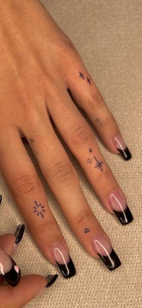 Nuckle Tats Girl, Feminine Knuckle Tattoos, Star Finger Tattoos For Women, Minimalist Hand Tattoos For Women, Small Hand Tattoos For Women Unique, Simple Wrist Tattoos For Women, Pretty Finger Tattoos, Tiny Hand Tattoos, Nike Ideas