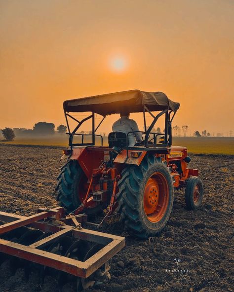 Punjabi Village, Tractor Photography, Rice Cultivation, Agriculture Pictures, Agriculture Photography, My First Vlog, Farmer Tractor, Tsunami Waves, Cool Photo Effects