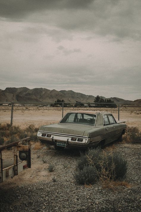 Lonely Landscapes of California – Fubiz Media Tom Holland Imagines, Desert Dream, Southwest Desert, Dark Art Drawings, Abandoned Cars, Street Racing, Environmental Art, Car Photos, Color Theory