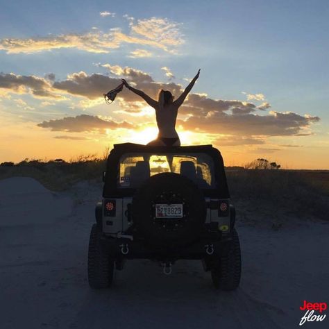 Jeep Photoshoot, Jeep Wrangler Girl, Jeep Pictures, Jeeps Wrangler, Model Photo Shoot, Classic Car Photoshoot, Beach Jeep, Jeep Photos, Cute Photo Poses