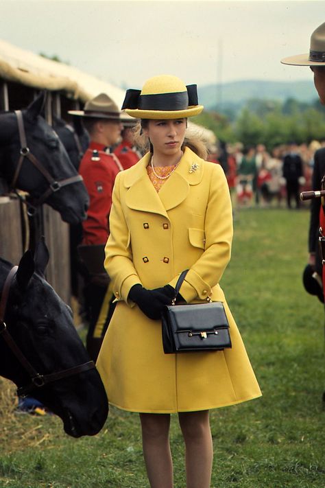 Princess Anne The Crown Season 3, Princesa Anne, Badminton Horse Trials, The Crown Season, Princesa Real, Zara Phillips, Marley Twists, Yellow Coat, Style Royal