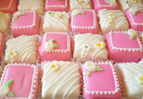 [HOW TO MAKE PERFECT PETIT FOURS ] Lemon and raspberry petit fours Petit Four Cake, Petit Fours Recipe Easy, Petit Four Recipes, Lemon And Raspberry, Mini Torte, Weekend Cooking, Tea Party Food, Little Cakes, Cooking Recipe