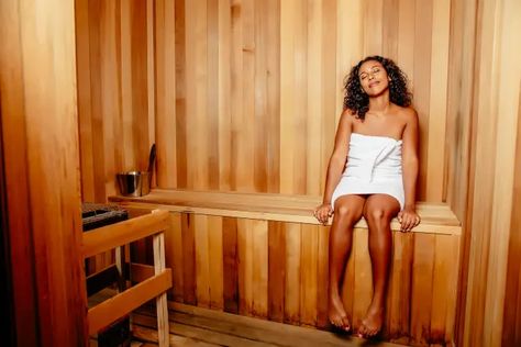 More and more gyms are investing in relaxation areas and luxury saunas but you can reap the same benefits at home Sauna Box, Sauna Health Benefits, Infrarot Sauna, Sauna Benefits, Dry Sauna, Sauna Steam Room, Core Strengthening Exercises, Moist Heat, Hard Workout