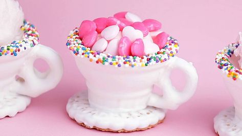 Edible Tea Cups, Dipped Ice Cream Cones, Tea Cup Cupcakes, Tea Party Desserts, Edible Flowers Cake, Creative Snacks, Cream Candy, Tea Party Food, Tea Diy