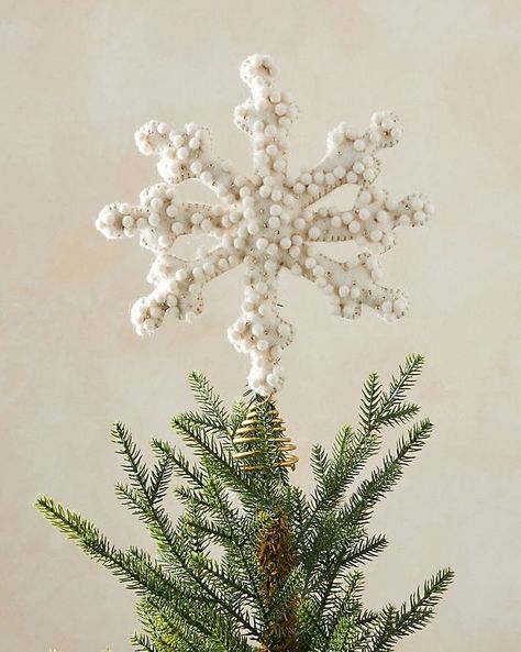 25 Best Christmas Tree Toppers 2020 - Star and Angel Tree Toppers Diy Topper For Christmas Tree, Needle Felted Tree Topper, Tree Topper Diy, Blush Ideas, Best Christmas Tree Toppers, Snowflake Tree Topper, Scandinavian Christmas Ornaments, Diy Tree Topper, Anthropologie Christmas