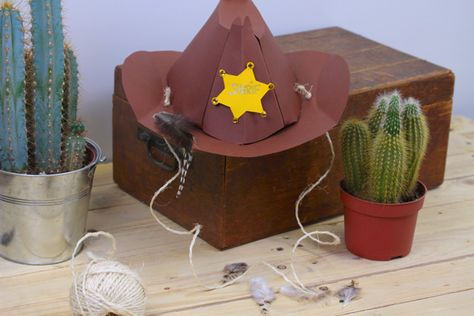 Créez un chapeau de cowboy et un chapeau de shérif avec notre gabarit printable à télécharger gratuitement sur le blog. Western Theme Party, Boy Diy, Chapeau Cowboy, Western Theme, Cow Boy, Cool Costumes, Party Hats, Mardi Gras, Template Printable